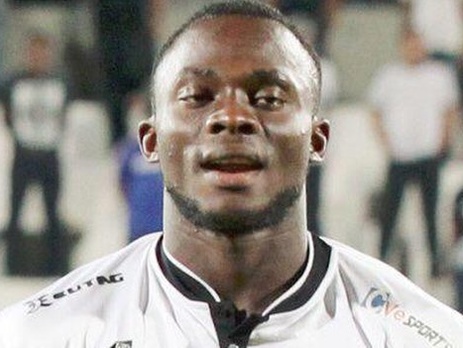 Нигерийский футболист потерял сознание во время матча и умер в больнице