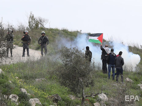 Заворушення на кордоні сектору Гази. Палестинці кидають вибухові пристрої, ізраїльські військові застосовують засоби для розгону