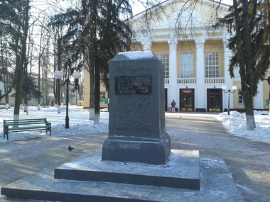 В Сумах демонтировали один из двух памятников Ленину