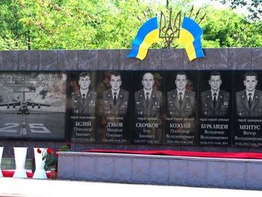 В Мелитополе прошел траурный митинг, посвященный годовщине гибели экипажа самолета Ил-76 под Луганском