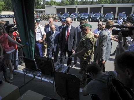 Евросоюз передал Украине автомобили и оборудование для Государственной пограничной службы. Фоторепортаж