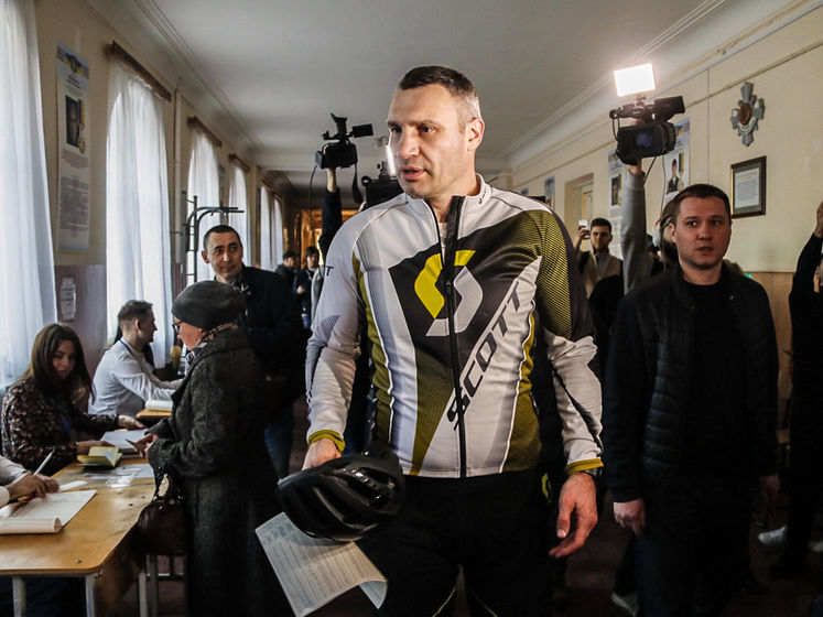 Кличко приехал голосовать на велосипеде и в спортивной экипировке