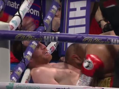 Британский боксер во время боя укусил соперника-соотечественника. Видео