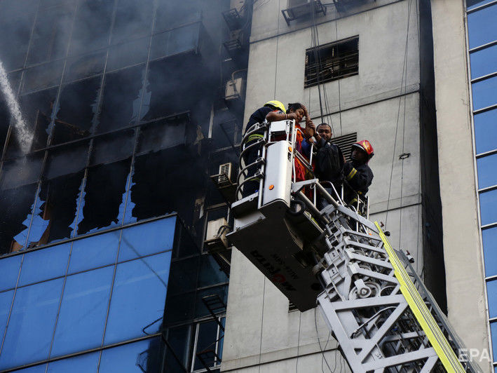 Поліція заарештувала власників згорілого у столиці Бангладеш офісного центру