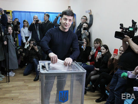 На избирательном участке Зеленского просили показать бюллетень. Он отказался