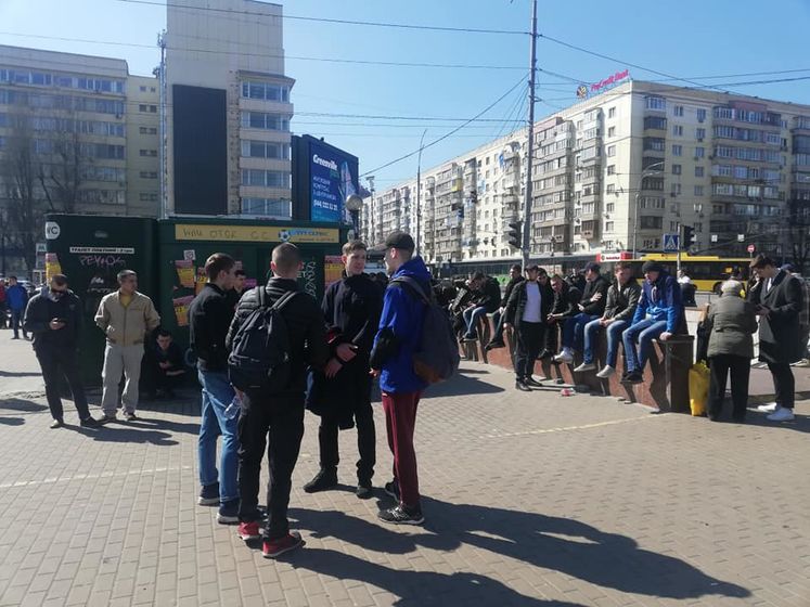 Возле здания ЦИК в Киеве собрались десятки мужчин