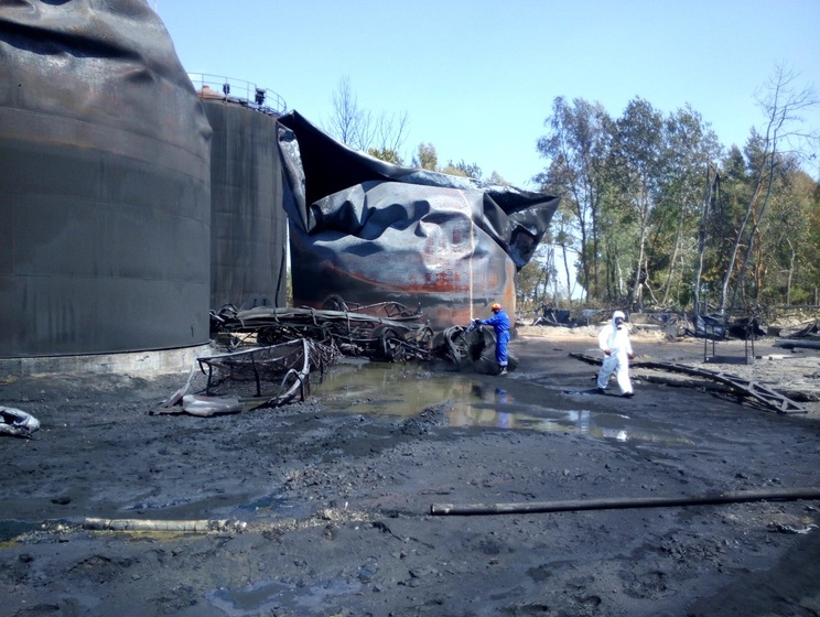Госслужба по ЧС: На нефтебазе под Киевом продолжает гореть один резервуар с бензином