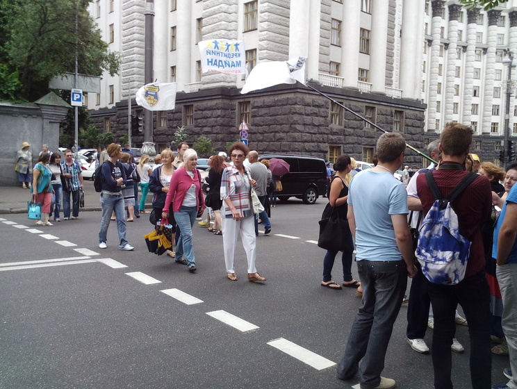 Митингующие перекрыли движение на улице Грушевского в Киеве