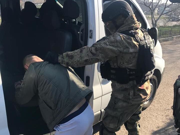 В Одессе задержали мужчину, бившего лежащих на асфальте нацгвардейцев, которых сбил автомобиль