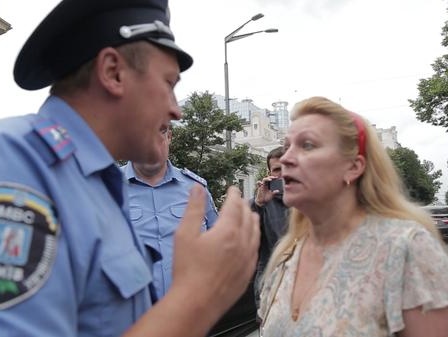 Митингующие у Рады и Кабмина разблокировали движение по улице Грушевского в Киеве