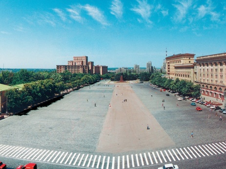 В Харькове на выходе из метро специалисты уничтожили подозрительную сумку