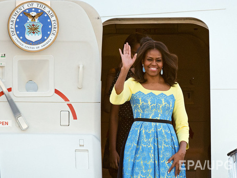 Мишель Обама прилетела в Лондон в платье цветов украинского флага. Фоторепортаж
