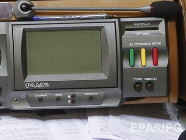 Депутатов хотят штрафовать за неперсональное голосование