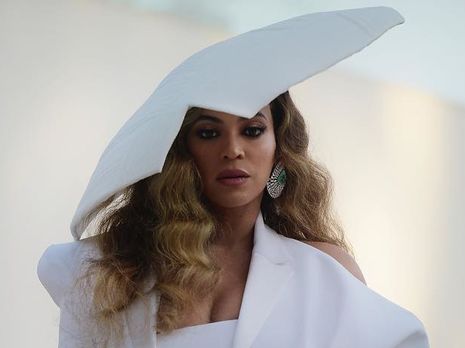 Бейонсе вышла в свет в платье с макси-разрезом