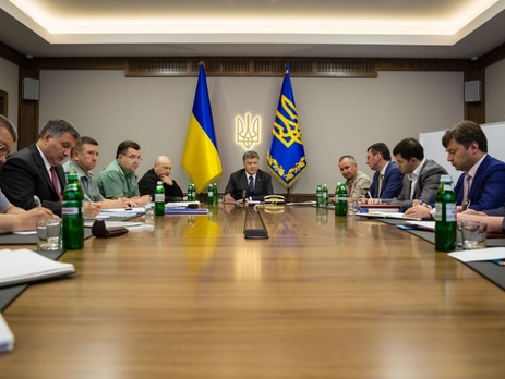 Порошенко потребовал от и.о. главы СБУ уволить трех заместителей и начальника Следственного управления Вовка