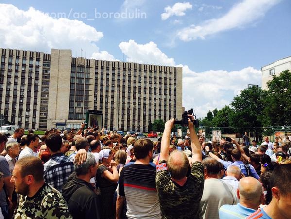 СМИ: В Донецке вновь состоялся антивоенный митинг, самых активных задержали