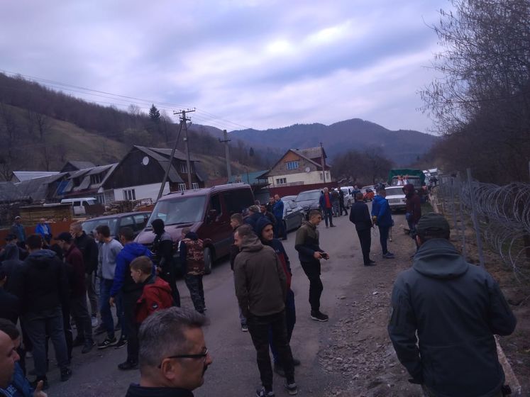 Пограничники начали строить ограждение на границе с Румынией. Жители Закарпатья в знак протеста перекрыли дорогу