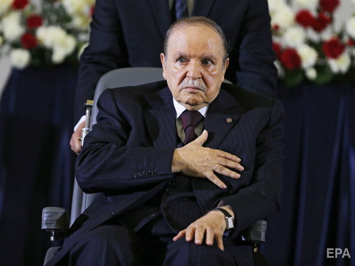 На фоне протестов 82-летний президент Алжира Бутефлика объявил о досрочном прекращении своих полномочий