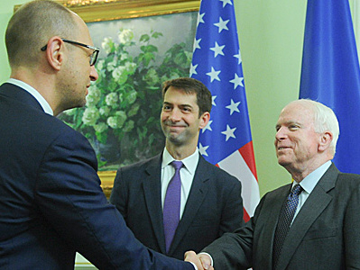 Яценюк обсудил с Маккейном принятый сенатом США закон о предоставлении Украине оружия