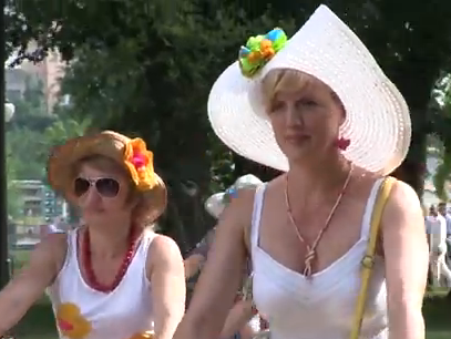 В Харькове состоялся четвертый девичий велопарад "в цветочек". Видео