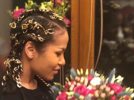 Гайтана оголила живот перед объективом