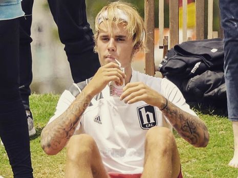 Бибер поделился детским фото с мамой