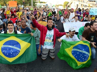 В Бразилии протесты против повышения цен на транспорт закончились столкновениями