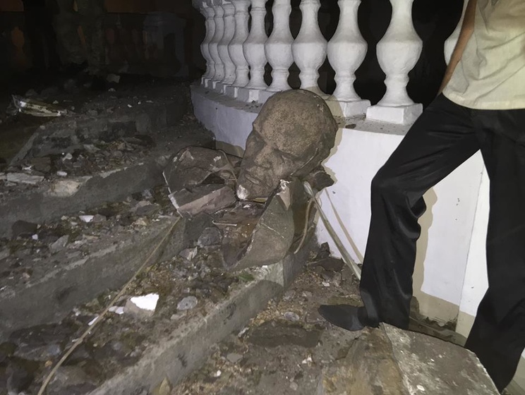 В Николаеве ночью снесли памятник Ленину