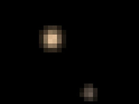 NASA получило первые цветные фото Плутона и его спутника в низком разрешении