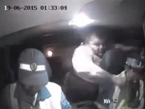 В Алтайском крае пьяный водитель зарезал полицейского в патрульной машине. Видео