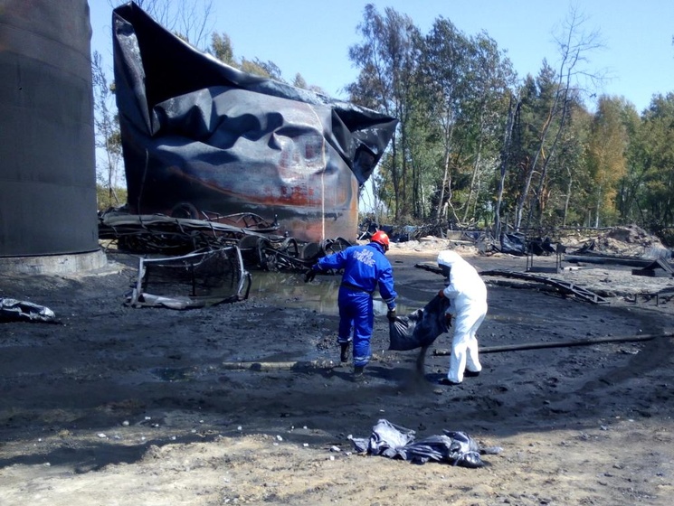 ГСЧС: На нефтебазе под Киевом продолжается перекачка топлива
