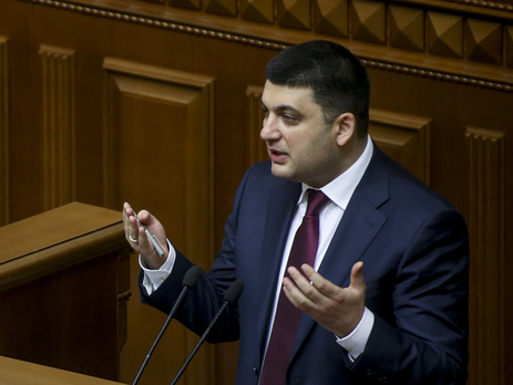 Гройсман просит Минфин проиндексировать зарплаты медиков и учителей