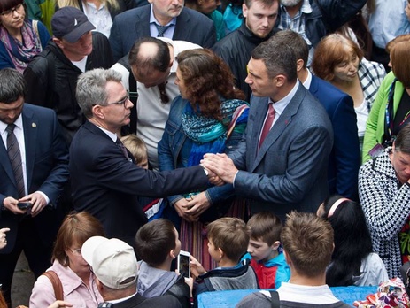 Кличко и Пайетт высадили цветы в Центре для переселенцев. Фоторепортаж