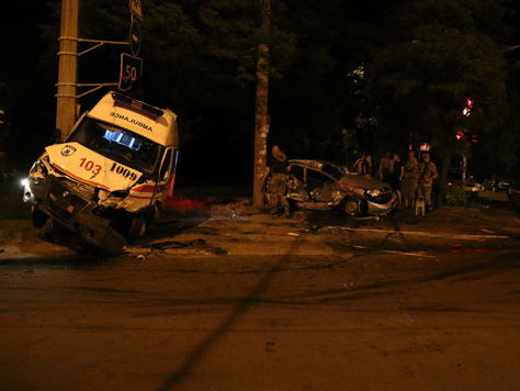 МВД: В Мариуполе "скорая" с военными врезалась в такси, пострадали пятеро человек