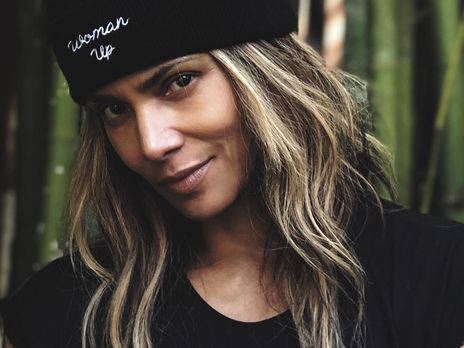 52-річна Голлі Беррі тренується за допомогою автомобільної шини