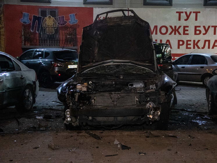В Киеве взорвали автомобиль, который, по данным СМИ, принадлежит украинскому разведчику. Видео