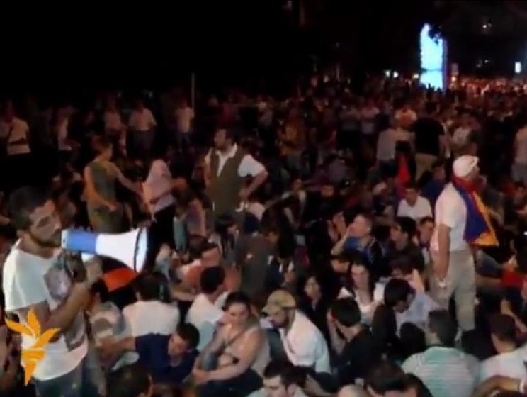 Полиция грозит применить физическую силу и спецсредства против участников митинга в Ереване