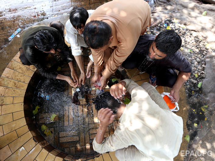 На юге Пакистана из-за аномальной жары, совпавшей с началом Рамадана, погибли уже более 400 человек