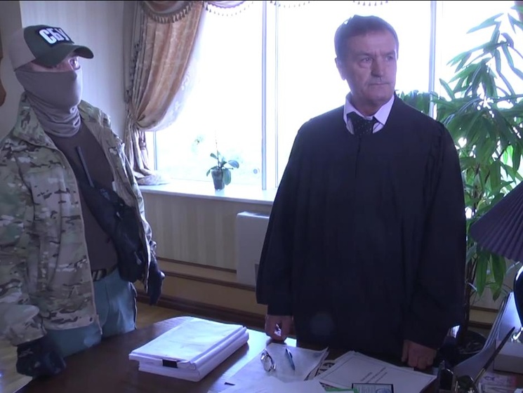 Глава Апелляционного суда Киева Чернушенко пообещал не покидать Украину, если Рада привлечет его к ответственности