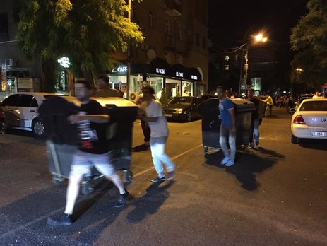 В Армении митингующие строят баррикады из мусорных урн