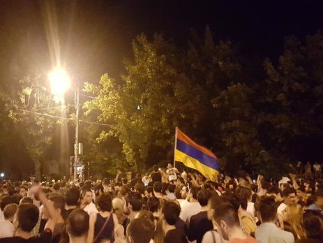 Протест в Ереване. Баррикады из урн и украинские флаги. Фоторепортаж