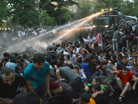 Что стоит за протестами в Армении и к чему они приведут?