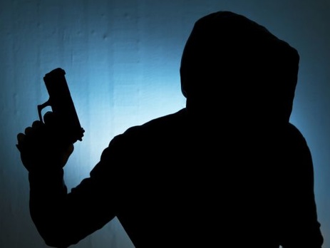 В Киеве неизвестный мужчина ограбил отделение банка, оставив взамен шоколадку