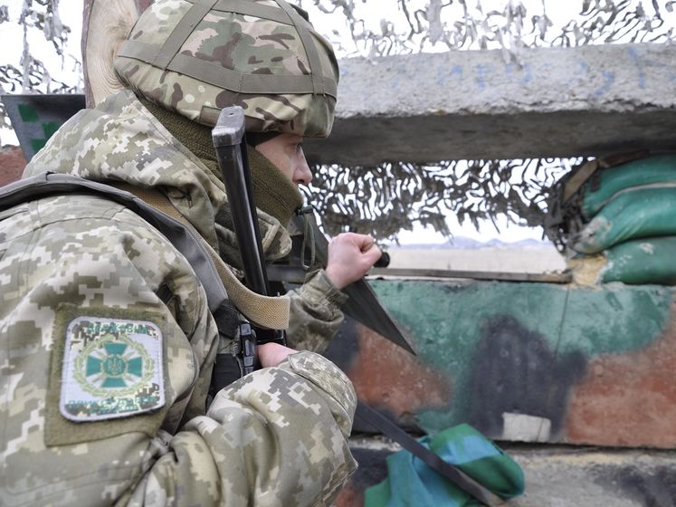 ﻿Снайпер бойовиків поранив українського прикордонника біля пункту пропуску "Мар'їнка", введено режим "червоний" – штаб операції Об'єднаних сил