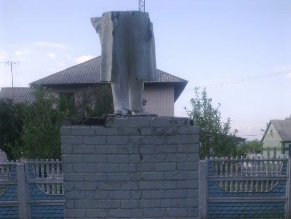 МВД: В Харьковской области разрушили памятник Ленину