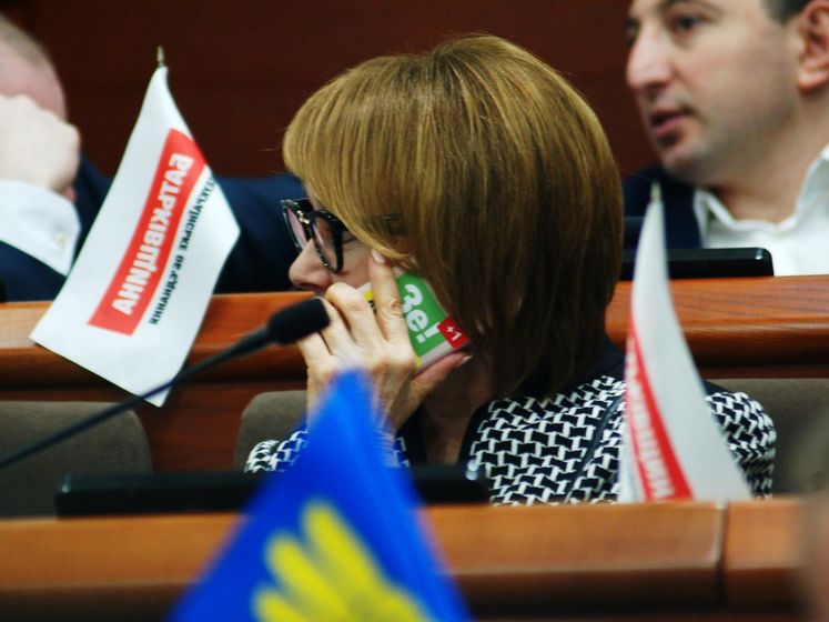 ﻿Довірена особа Тимошенко Меліхова та ще кілька депутатів Київради носять символіку Зеленського на смартфонах – "Чесно"