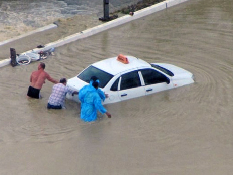 Ливень затопил улицы Сочи. Фоторепортаж