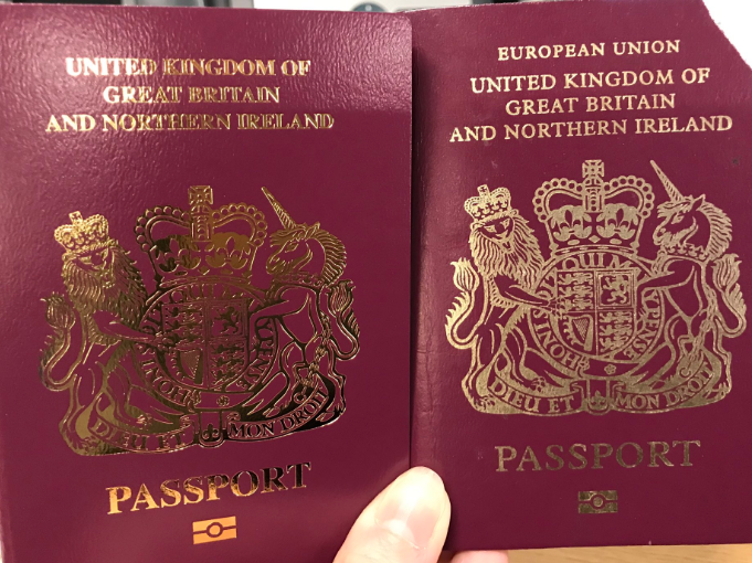 В Великобритании начали выдавать паспорта без надписи "Европейский союз"