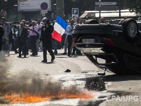 Во Франции таксисты жгли шины и блокировали дороги, протестуя против онлайн-приложения UberPop. Фоторепортаж