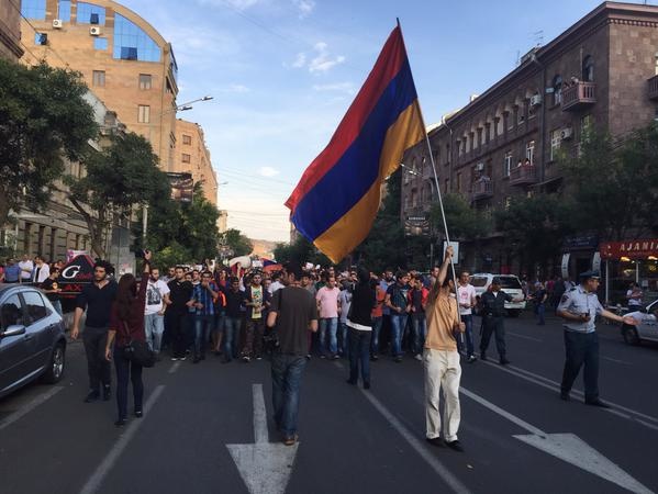 Протестующие в Армении расширили требования к властям